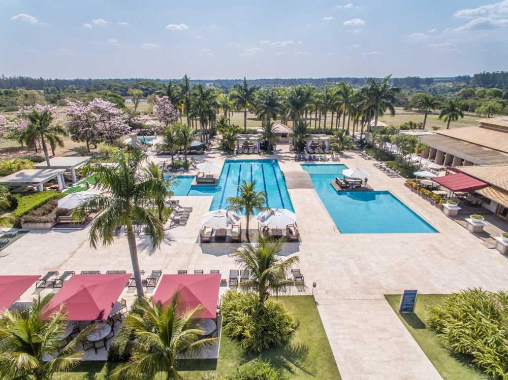una vista aérea de una piscina en un resort en Quarto Casa de Campo Frente Lago, en Águas de Santa Bárbara