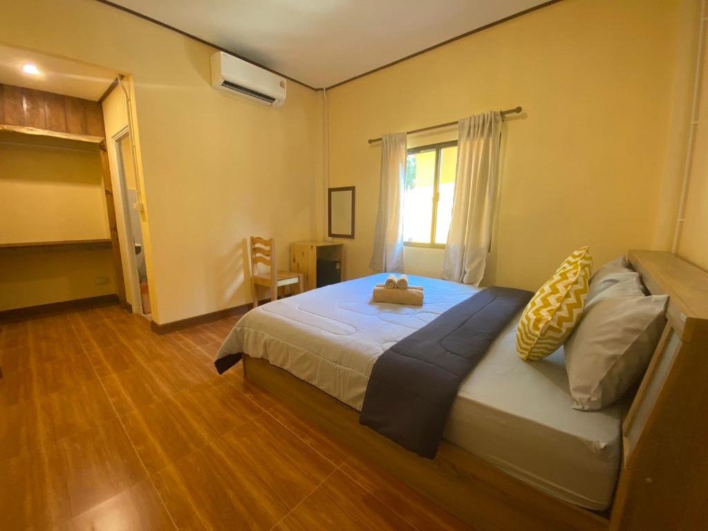 Postel nebo postele na pokoji v ubytování Baan Panseng Bungalow