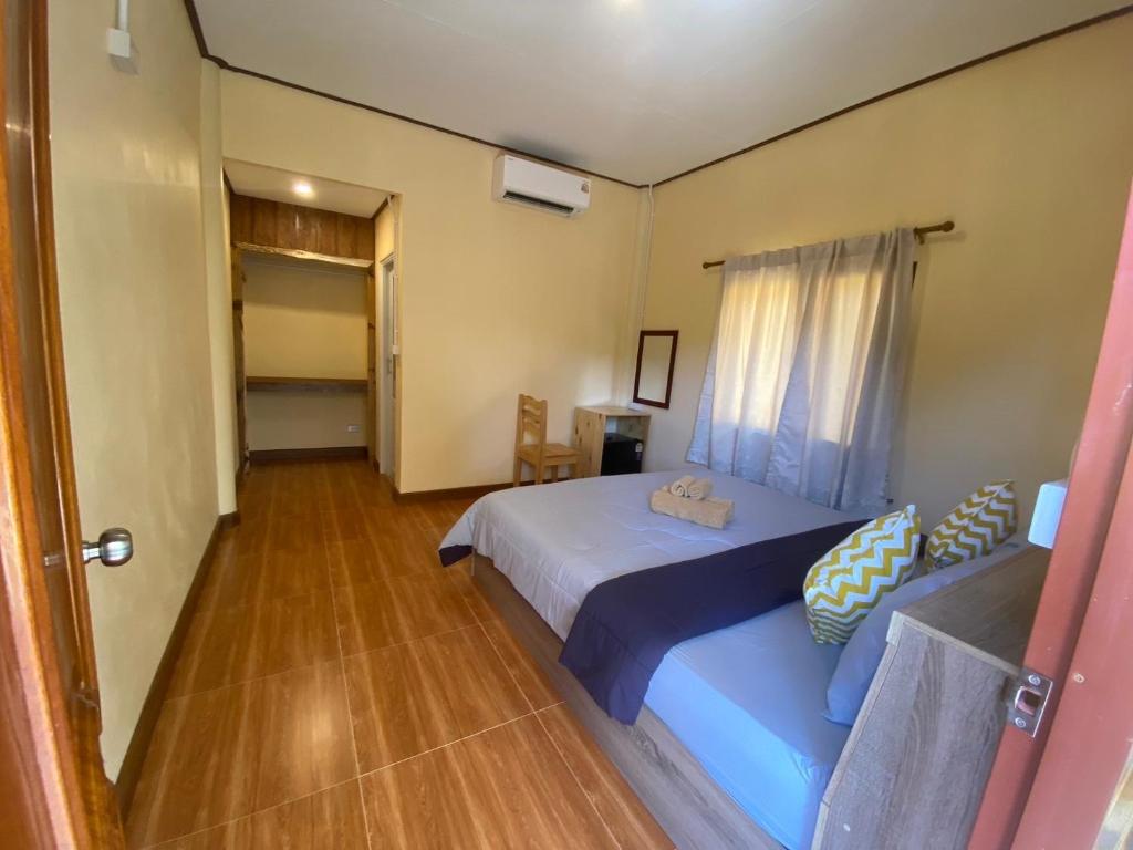 Postel nebo postele na pokoji v ubytování Baan Panseng Bungalow