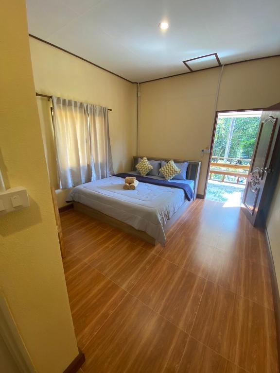 Postel nebo postele na pokoji v ubytování Baan Panseng Bungalow