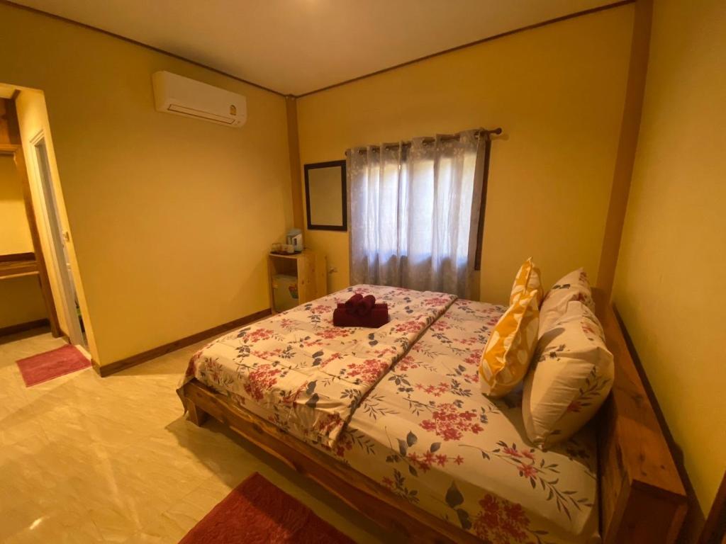 Postel nebo postele na pokoji v ubytování Baan Panseng Bungalow