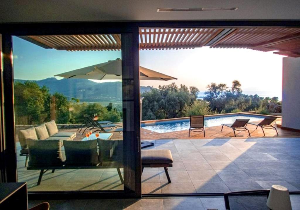 Cette maison dispose d'une terrasse avec vue sur la piscine. dans l'établissement Villa Nannarella, à Corbara