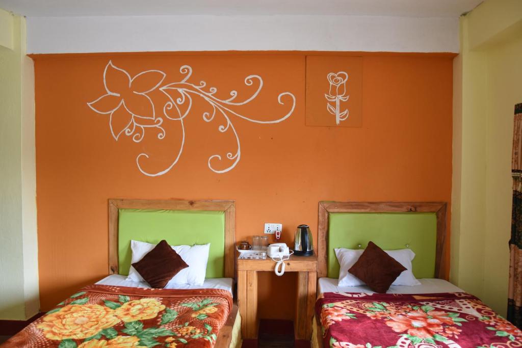 Postel nebo postele na pokoji v ubytování Hong Qi Hotel