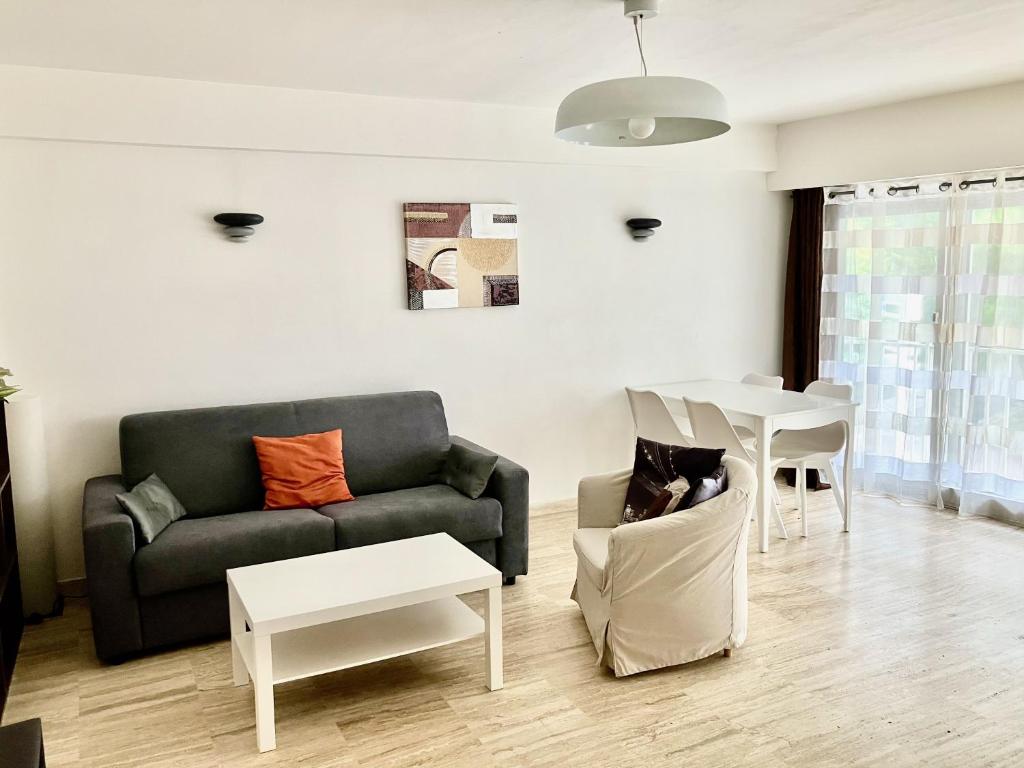 un salon avec un canapé et une table dans l'établissement Grand 2 pieces- Marche Forville, à Cannes
