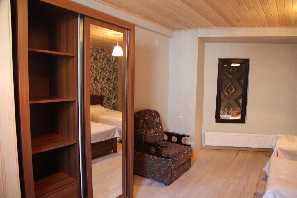 Postel nebo postele na pokoji v ubytování Guesthouse David Zhorzholiani