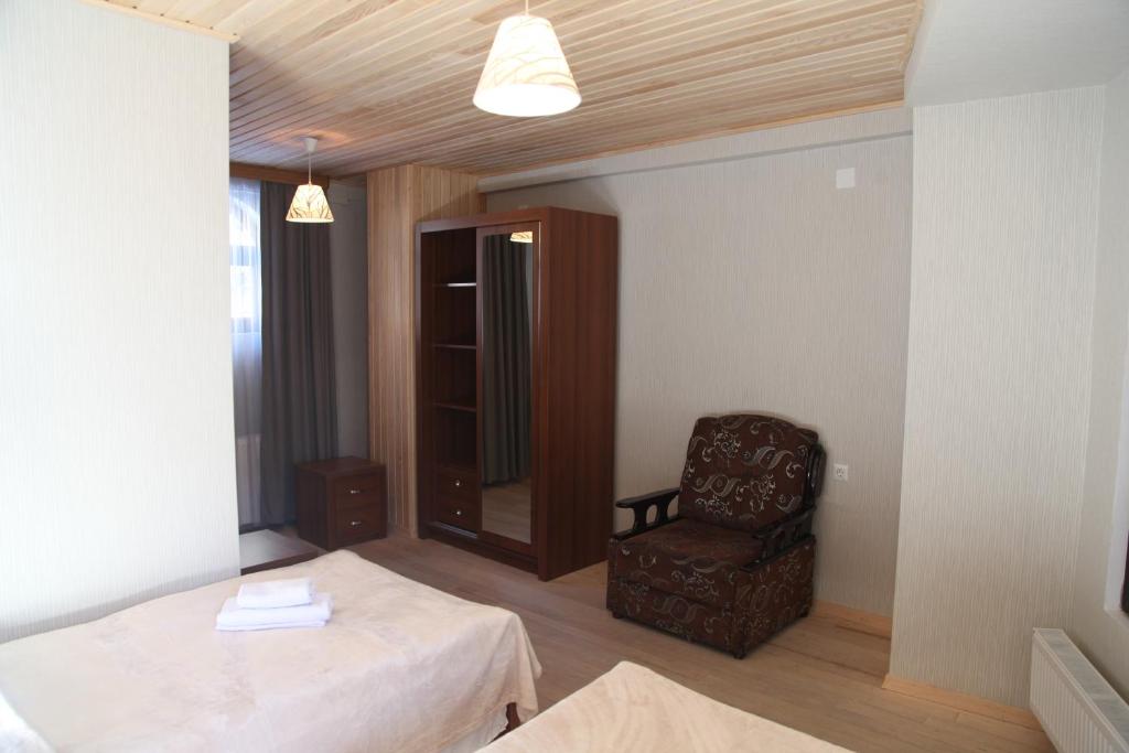 Postel nebo postele na pokoji v ubytování Guesthouse David Zhorzholiani
