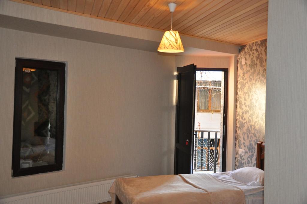Postel nebo postele na pokoji v ubytování Guesthouse David Zhorzholiani