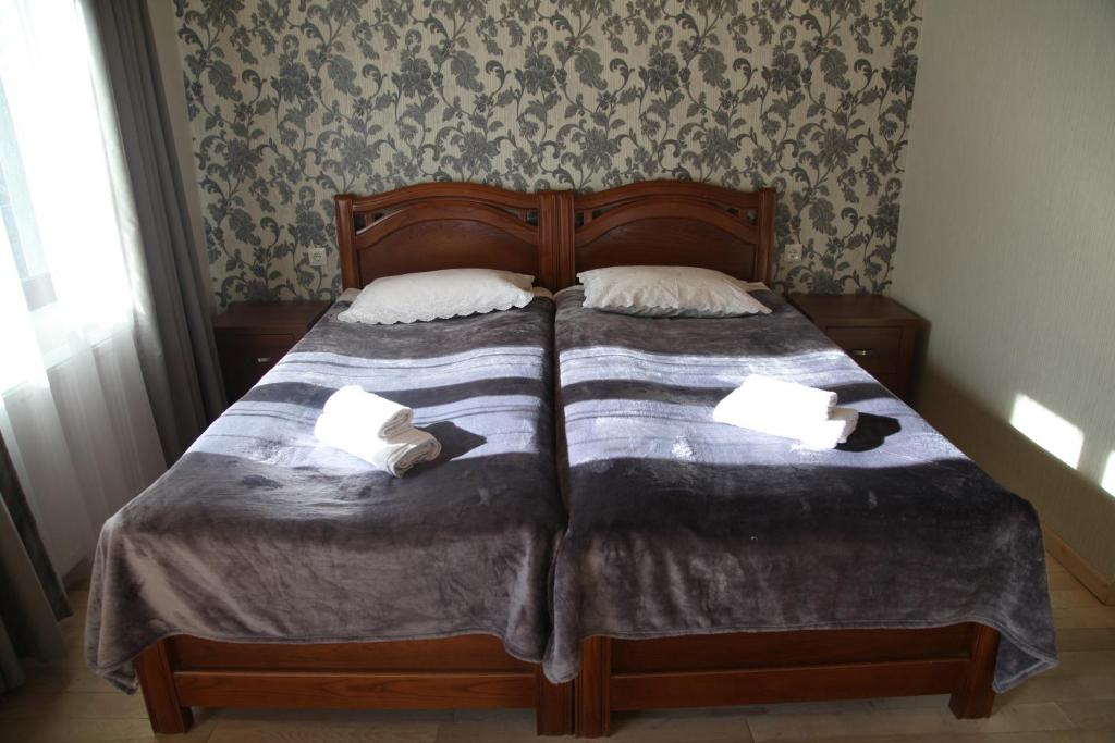Postel nebo postele na pokoji v ubytování Guesthouse David Zhorzholiani