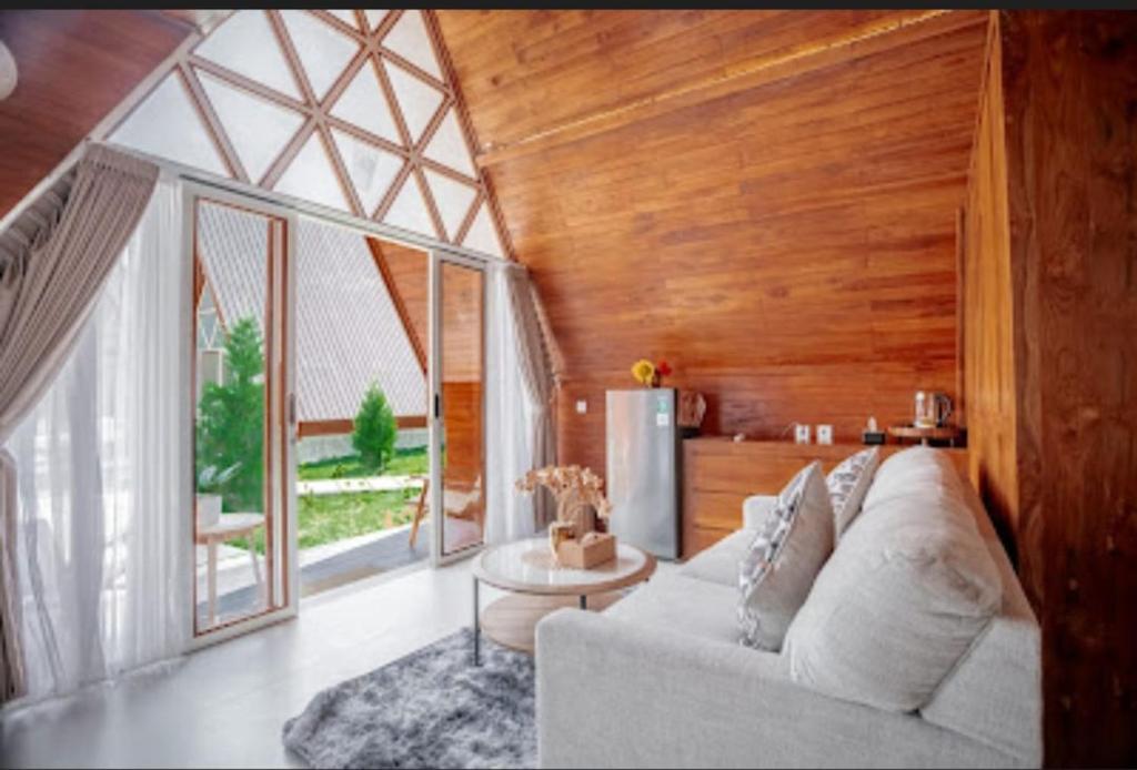 Posezení v ubytování Svargan Lakeside Glamping