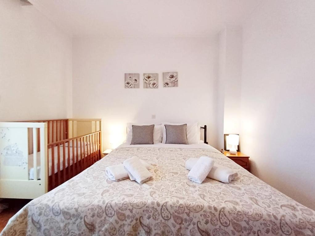 Postel nebo postele na pokoji v ubytování Intimate Olympus House