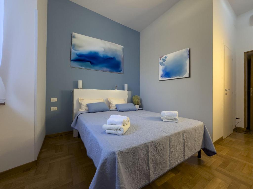 ein Schlafzimmer mit einem Bett mit Handtüchern darauf in der Unterkunft I ricordi di San Pietro in Rom