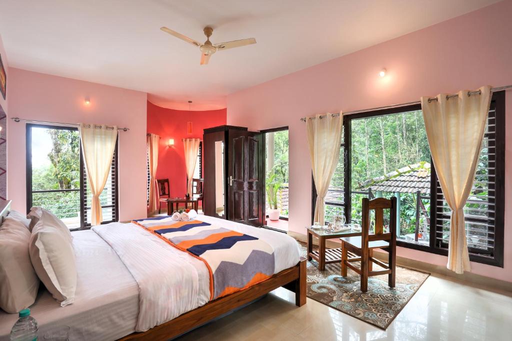 Postel nebo postele na pokoji v ubytování Royal Woods Coorg