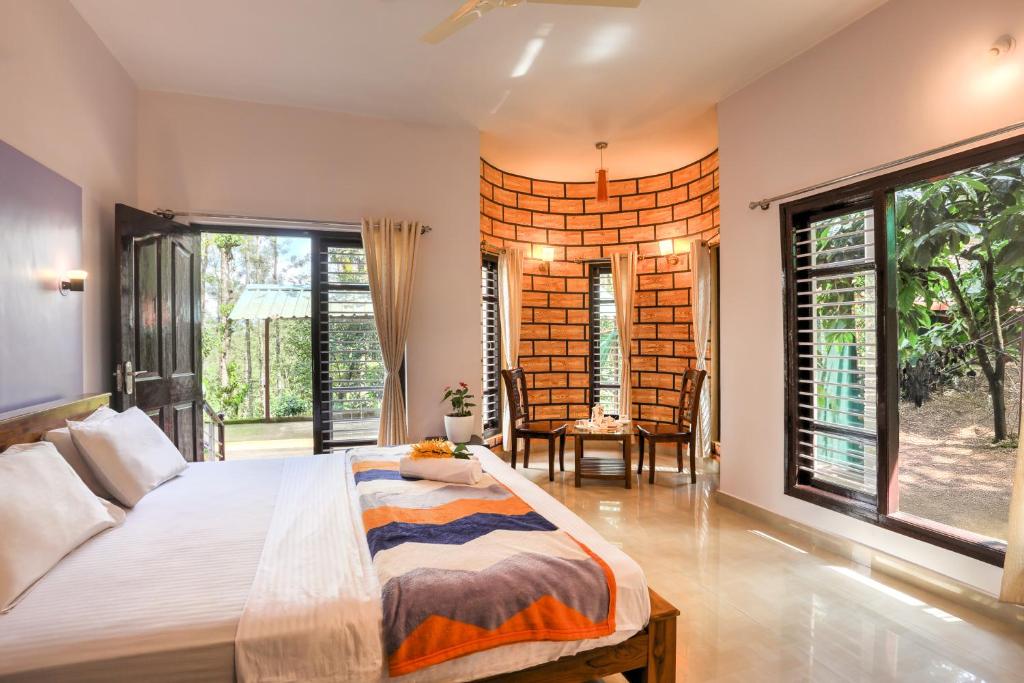Postel nebo postele na pokoji v ubytování Royal Woods Coorg