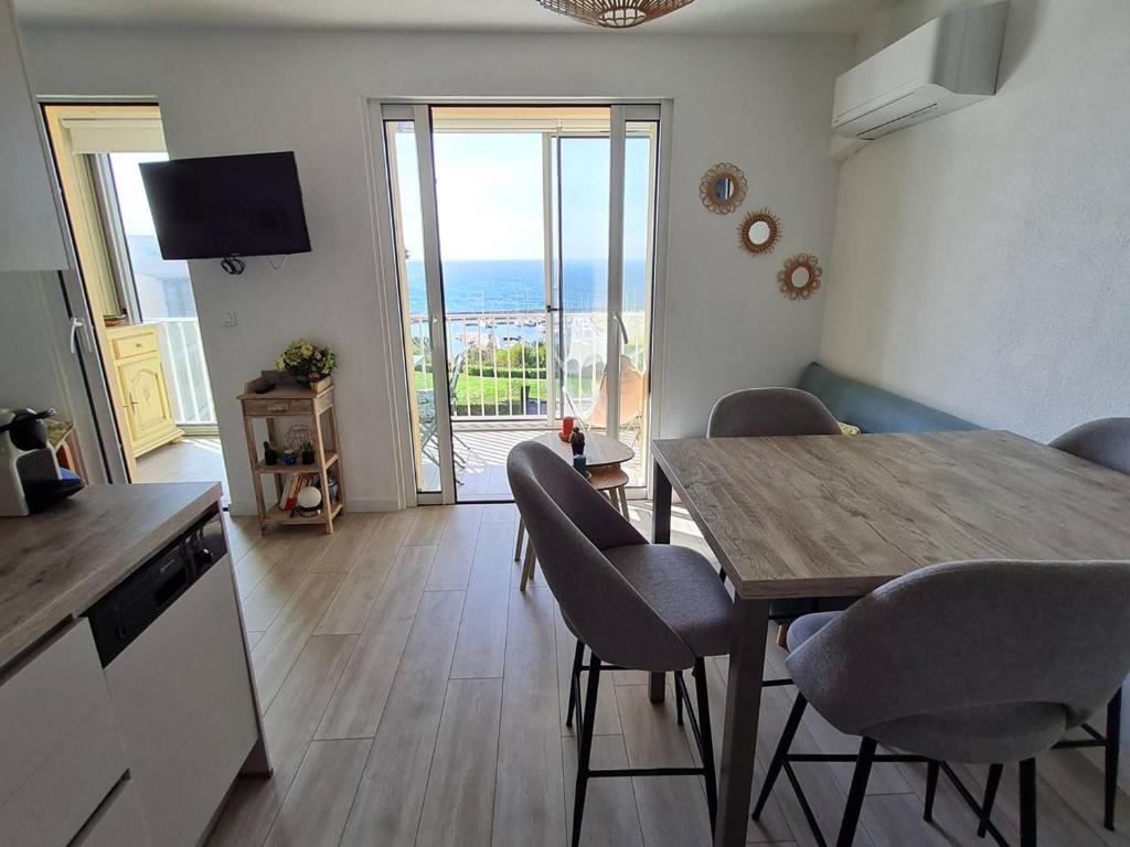 une cuisine et une salle à manger avec une table et des chaises dans l'établissement T2 climatisé - Wi-Fi - Parking - Piscine - Tennis - 200m plages & commerces - FR-1-316-322, à Six-Fours-les-Plages