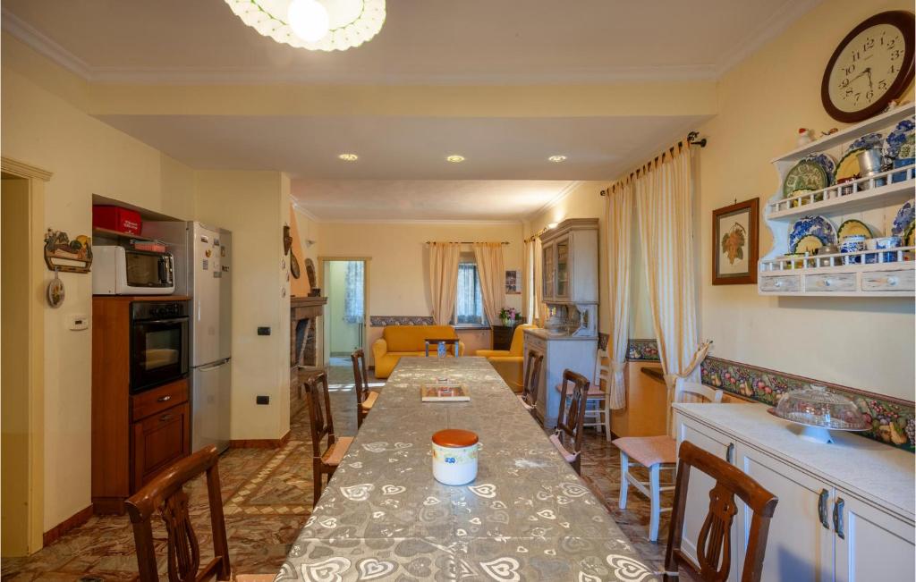 Gorgeous Home In Servigliano - Casa Vacanze Con Sette Camere Da Letto