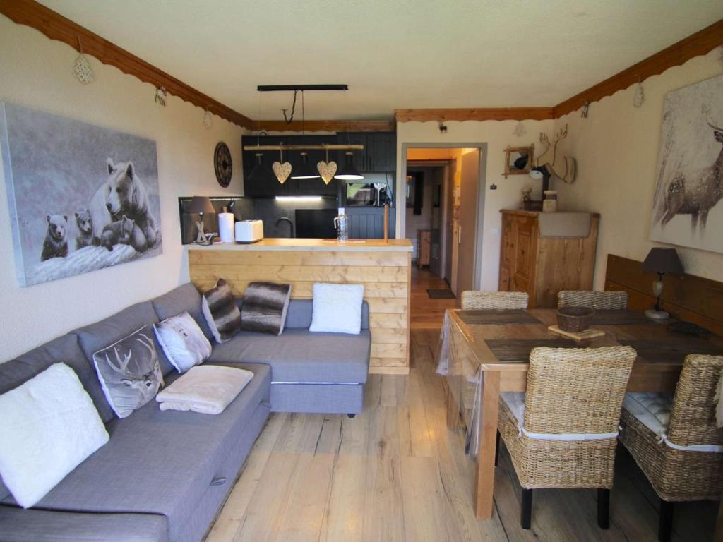 un salon avec un canapé et une table dans l'établissement Charmant 2 pièces aux Saisies, balcon sud-ouest, centre station, 4 pers., classé 2 étoiles - FR-1-594-139, à Hauteluce