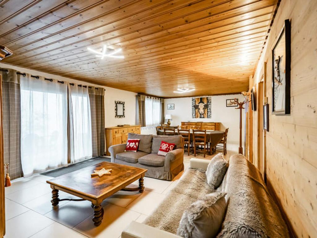 un salon avec un canapé et une table dans l'établissement Appartement 3P pour 6 pers. à Châtel, proche remontées, terrasse, parking, WIFI - FR-1-676-79, à Châtel