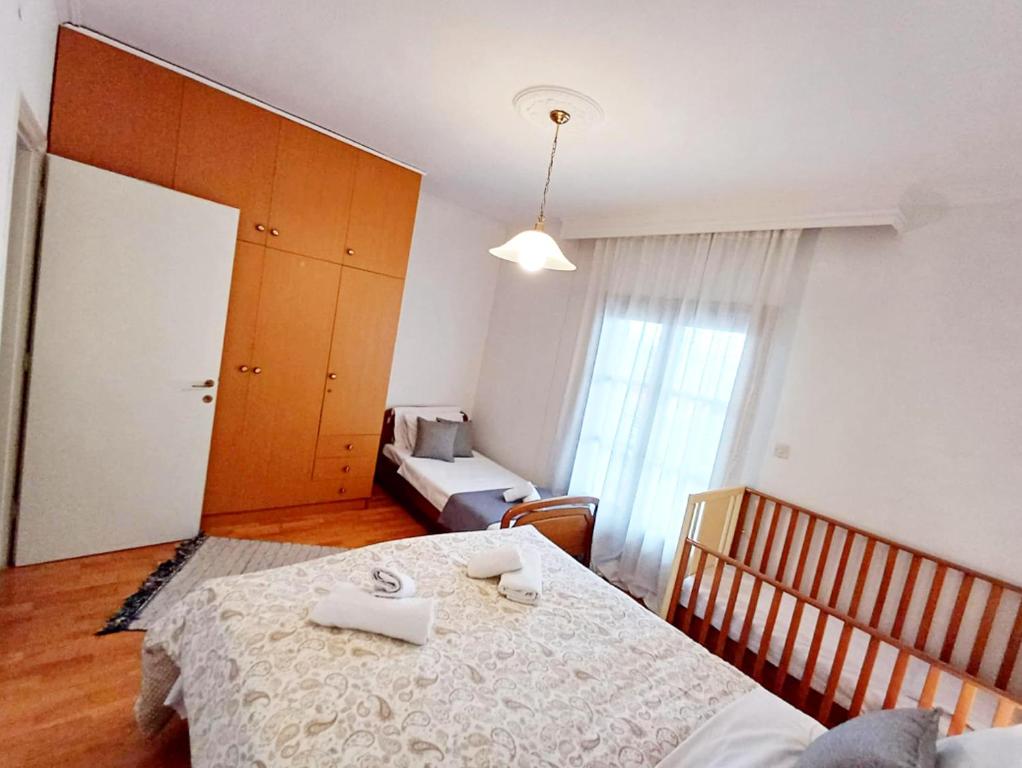 Postel nebo postele na pokoji v ubytování Intimate Olympus House