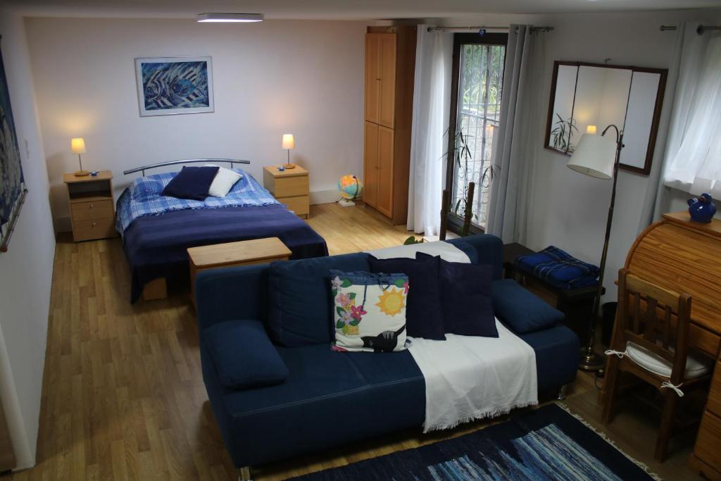 Postel nebo postele na pokoji v ubytování Souterain Appartement 19 min zu Fuß Downtown