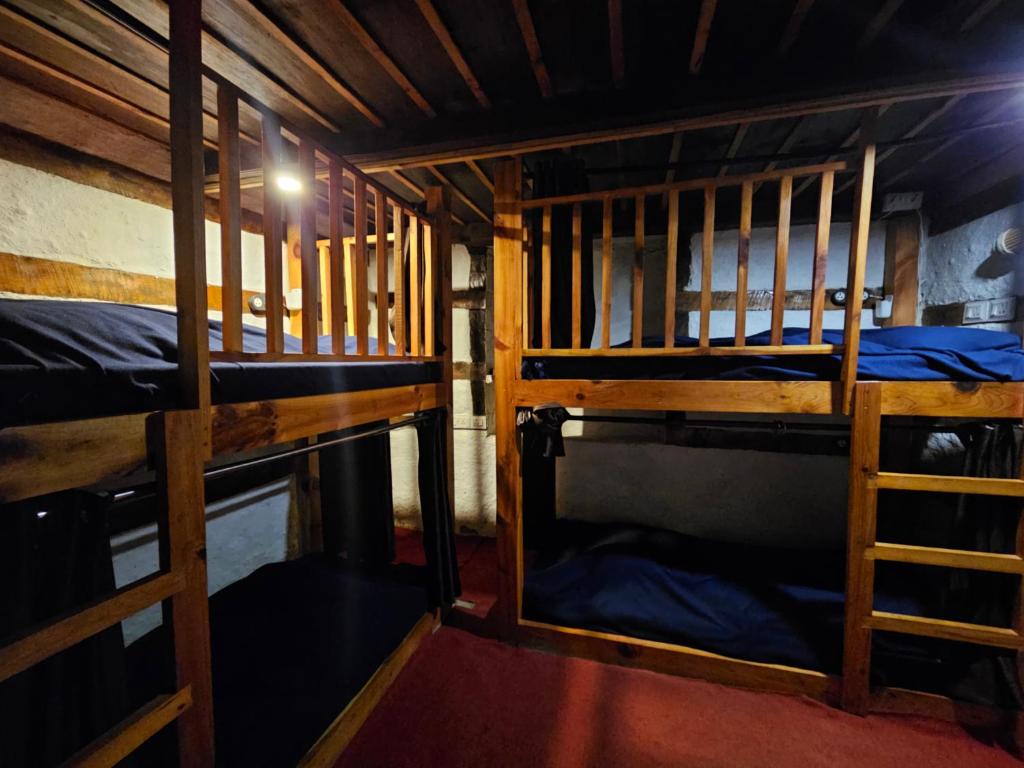 Palanda nebo palandy na pokoji v ubytování Parvatis Lap Luxury Hostel & Camps