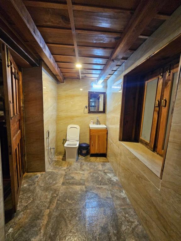 Koupelna v ubytování Parvatis Lap Luxury Hostel & Camps
