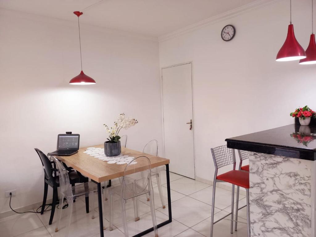 a dining room with a table and chairs at Um luxo de apartamento na Enseada in Guarujá