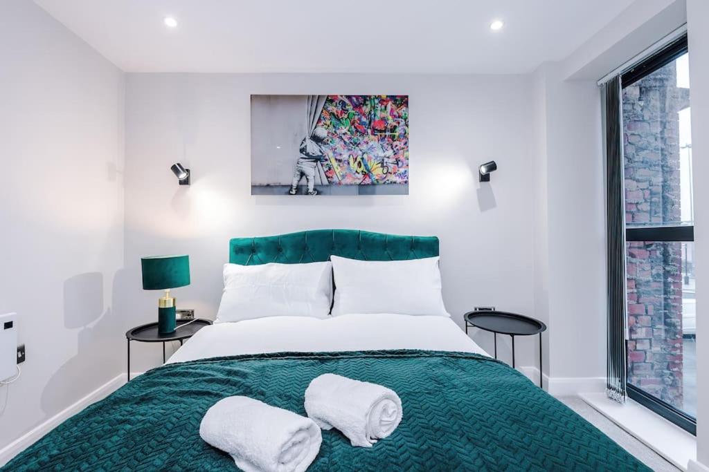 Postel nebo postele na pokoji v ubytování Monopoly Wallz - Sleeps 3