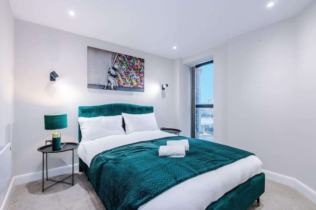 Postel nebo postele na pokoji v ubytování Monopoly Wallz - Sleeps 3