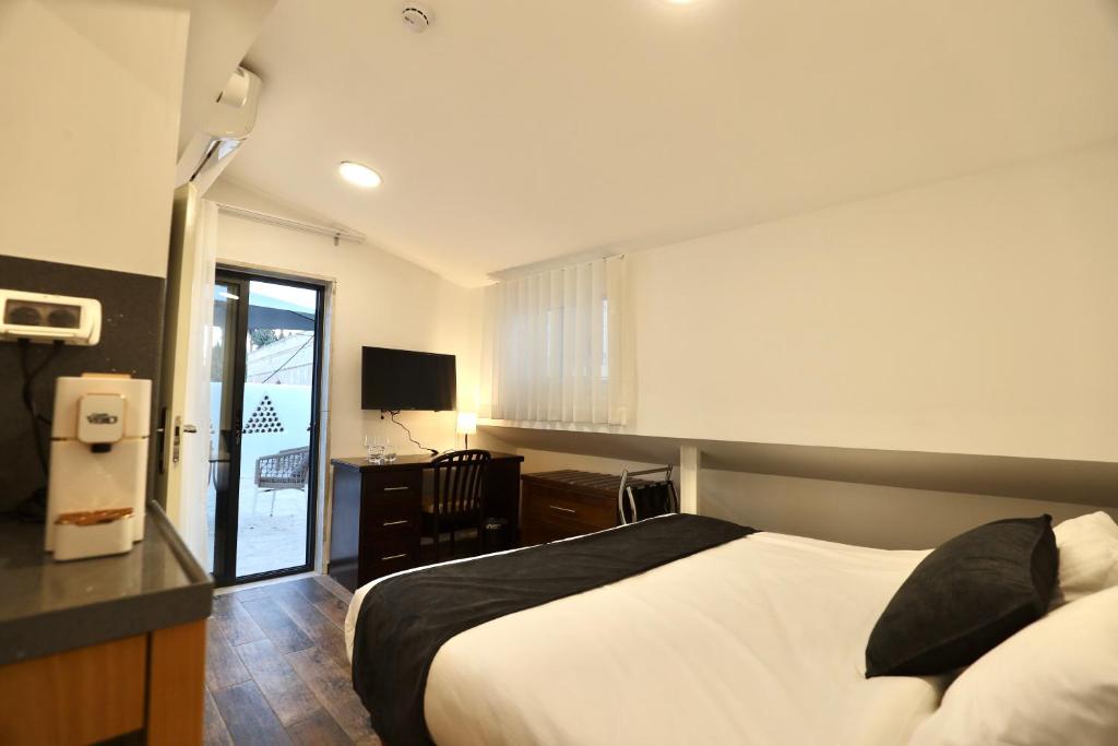 Postel nebo postele na pokoji v ubytování Petrakis Inn