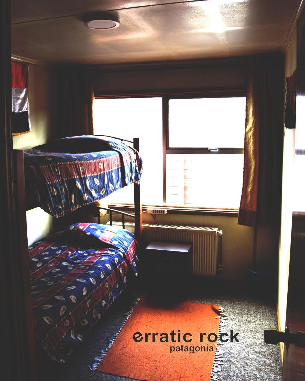 Letto o letti in una camera di erratic rock