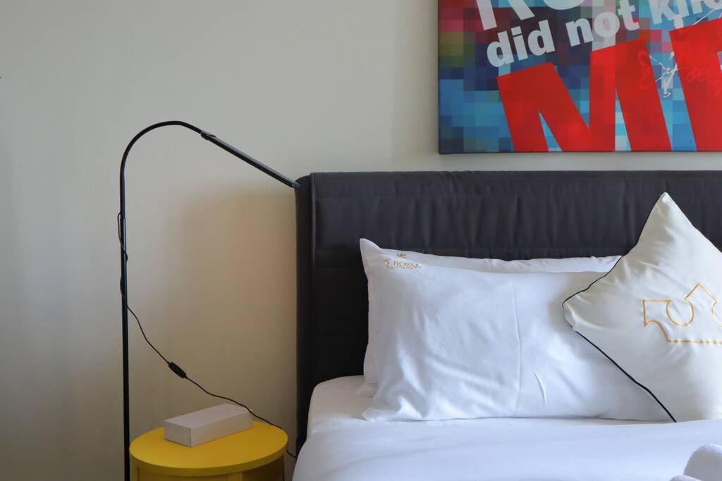 Postel nebo postele na pokoji v ubytování Al Reem Stylish 2BR with Gym & Parking