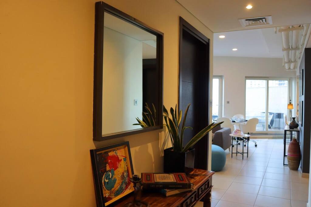 Posezení v ubytování Al Reem Stylish 2BR with Gym & Parking