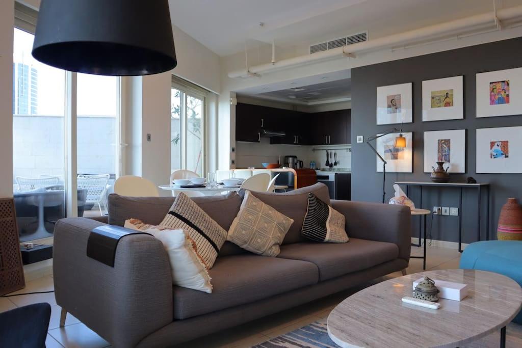 Posezení v ubytování Al Reem Stylish 2BR with Gym & Parking
