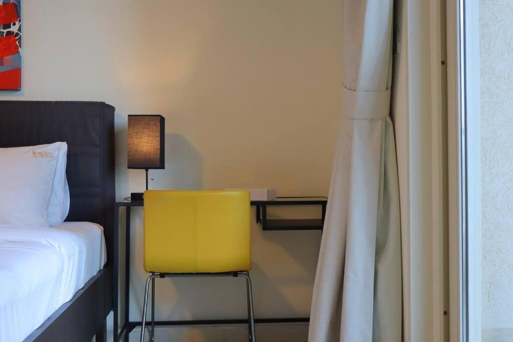 Postel nebo postele na pokoji v ubytování Al Reem Stylish 2BR with Gym & Parking