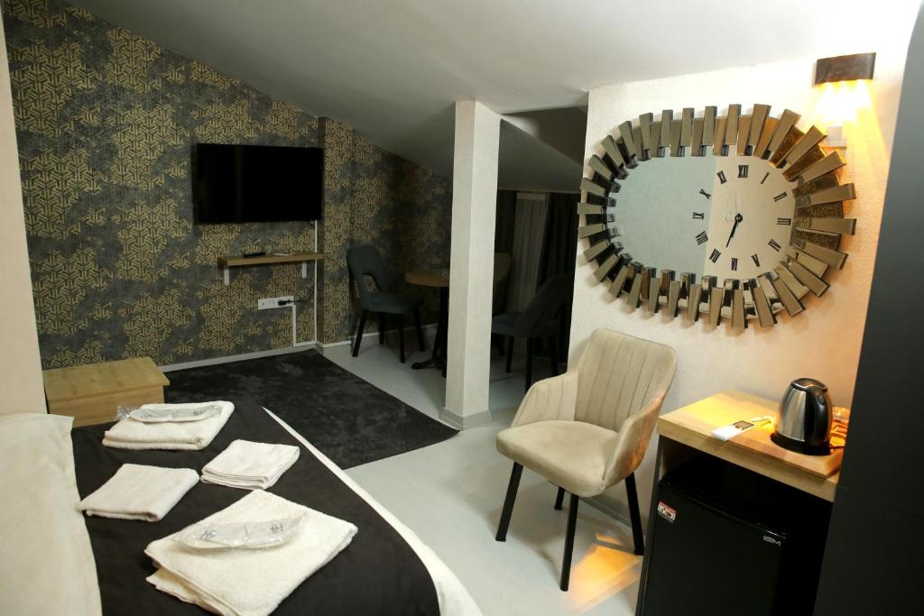 TV a/nebo společenská místnost v ubytování Minimalist Suit Otel