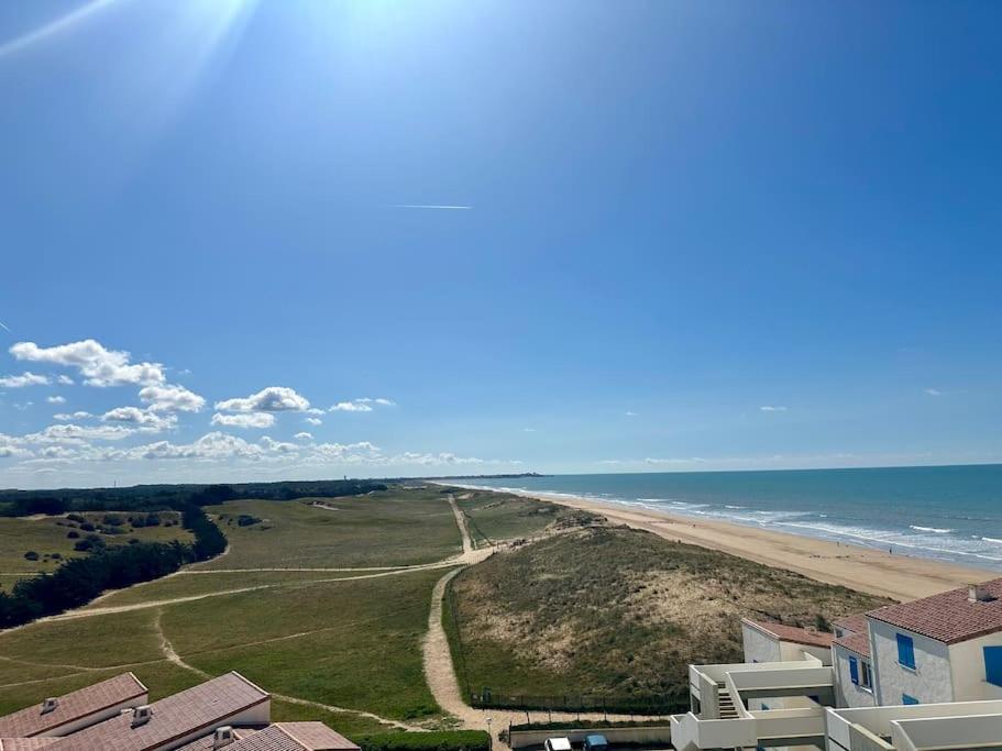 - une vue aérienne sur une plage avec des maisons et l'océan dans l'établissement Pieds dans l'eau vue mer, à Saint-Hilaire-de-Riez