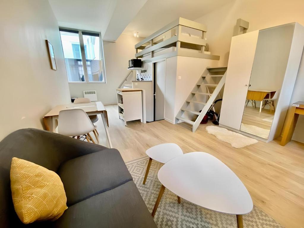 un salon avec un canapé et une table dans l'établissement SAINT PATRICE, à Rouen