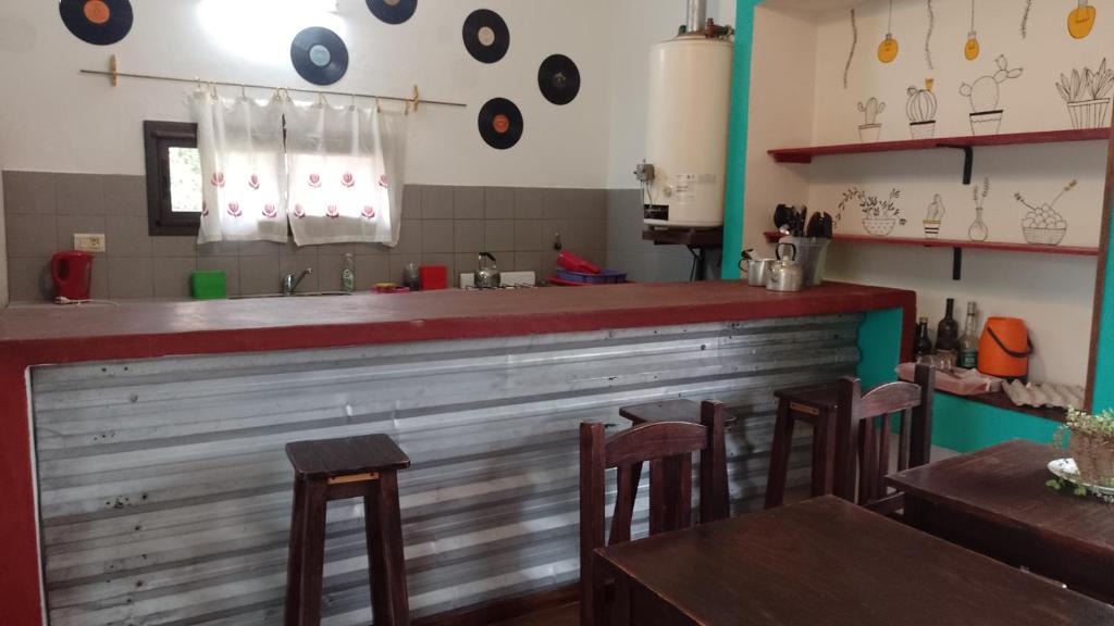 Kuchyň nebo kuchyňský kout v ubytování La Brújula Hostel y Club Social
