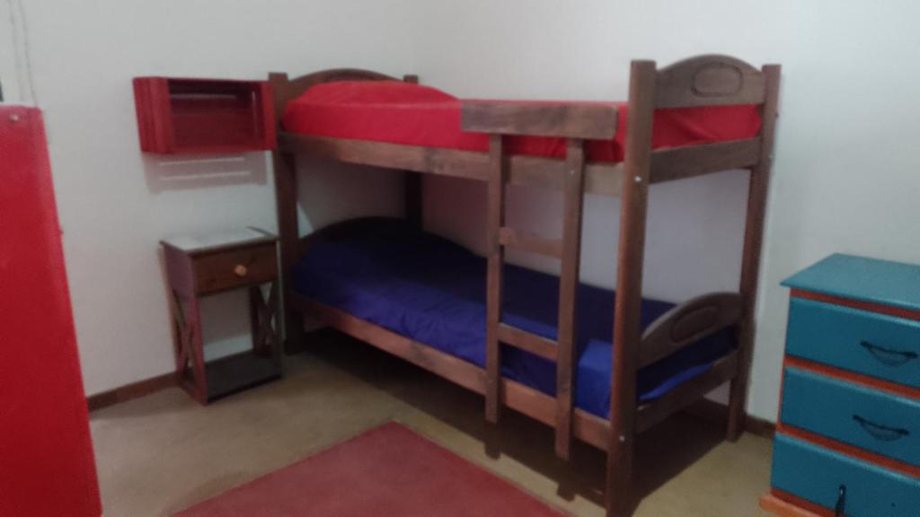 Palanda nebo palandy na pokoji v ubytování La Brújula Hostel y Club Social