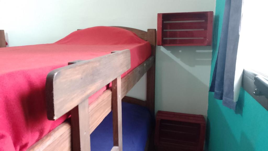 Palanda nebo palandy na pokoji v ubytování La Brújula Hostel y Club Social