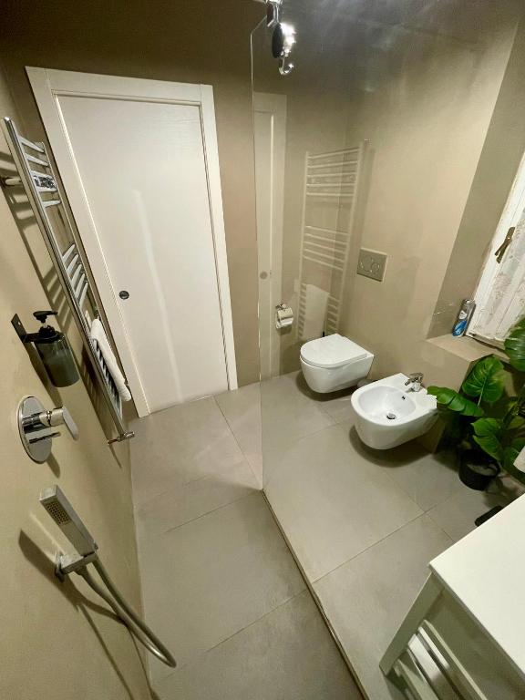 A bathroom at PRIVATEHOUSEINROME