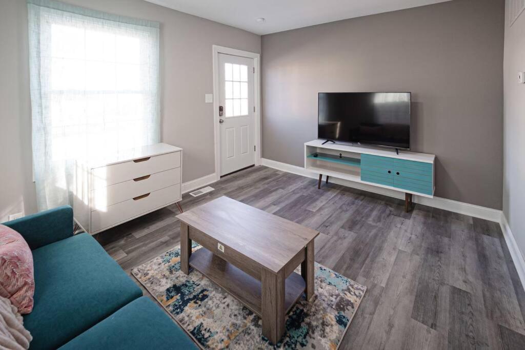 Μια τηλεόραση ή/και κέντρο ψυχαγωγίας στο Adorable Stylish 1bed 1 bath