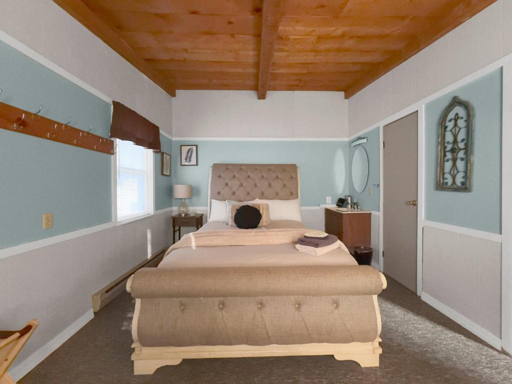 Timberline Lodge - Deluxe Queen Room