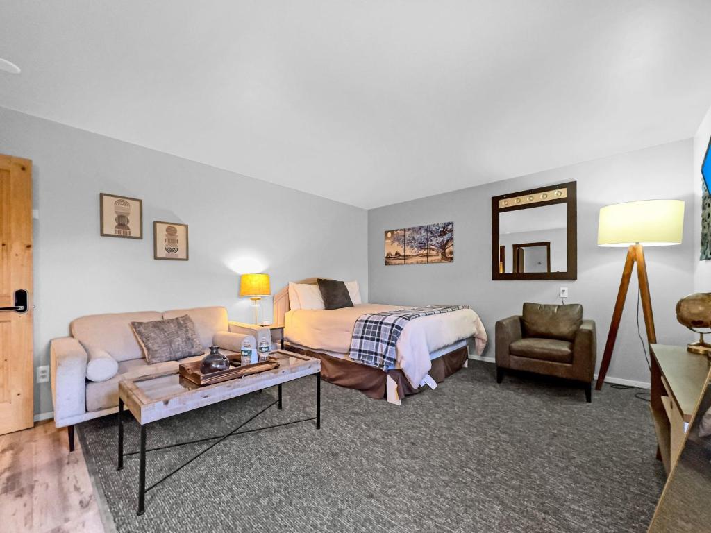 Timberline Lodge - Deluxe Queen Room