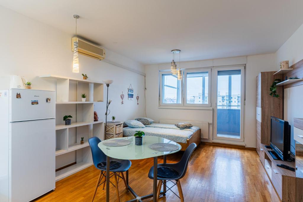 Η κουζίνα ή μικρή κουζίνα στο Flex SelfCheckIns 120 - Zagreb - Studio Apartment - Loggia