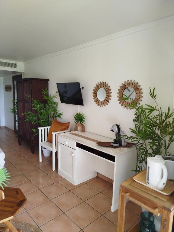 TV o dispositivi per l'intrattenimento presso Bambou Suite vue mer à 50 m de la plage et de la piscine
