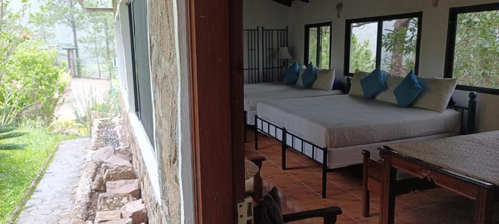 Postel nebo postele na pokoji v ubytování La Roca- Cabañas de montaña