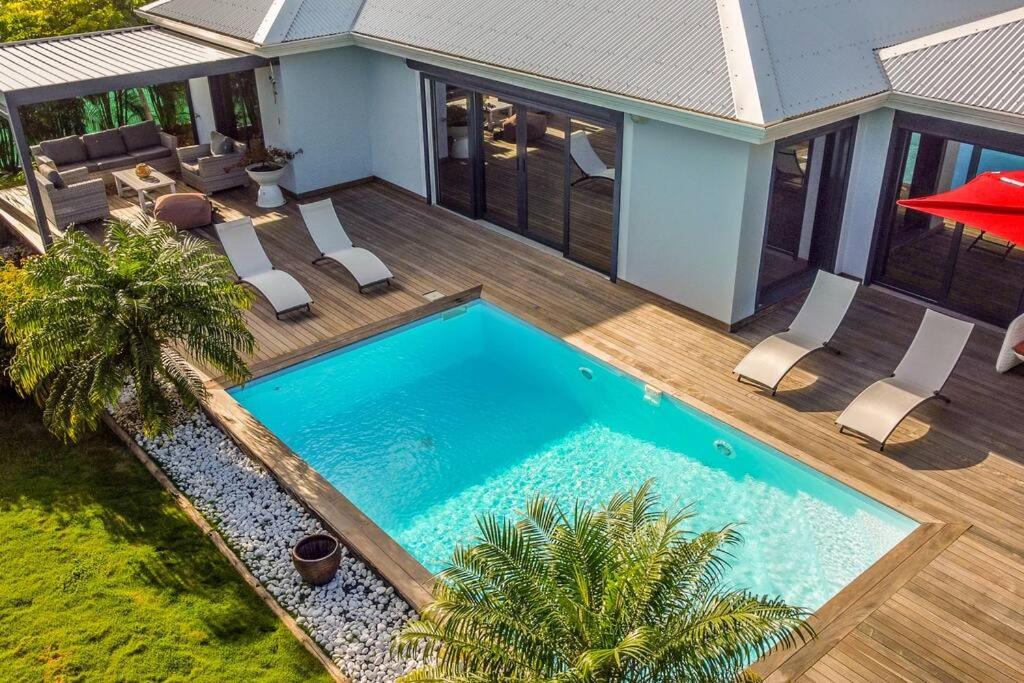 an overhead view of a swimming pool on a house at Kisara, Villa moderne 6 pers Piscine in Saint-François