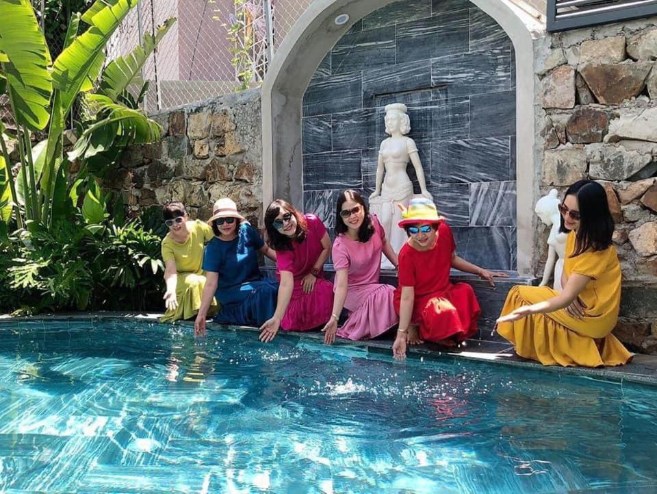 头顿Sun Villa 33 Phan Huy Ích - Phòng Khách Có Máy Lạnh的一群妇女坐在游泳池旁边