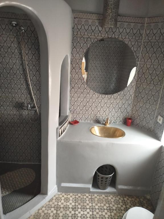 Koupelna v ubytování Riad Bab Lakhmiss